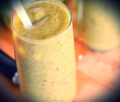 SMOOTHIE ΑΠΟ ΣΤΑΦΥΛΙ ΚΑΙ ΛΑΧΑΝΙΚΑ