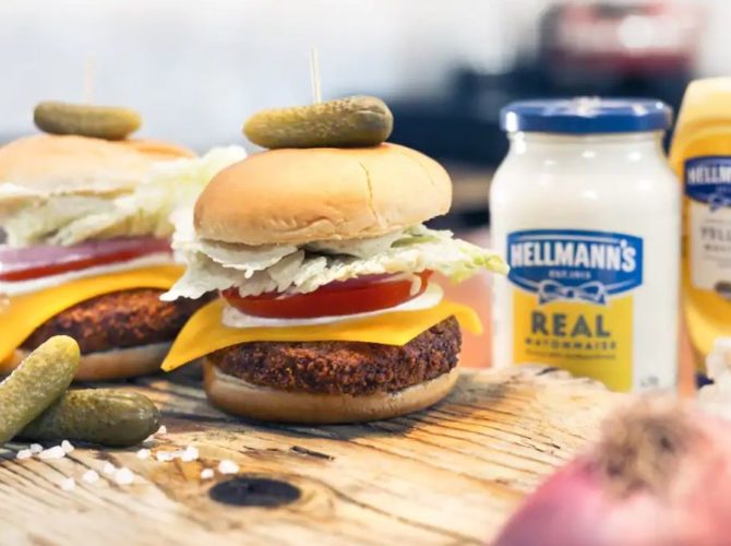 Burger με γεμιστό σνίτσελ κοτόπουλο και fondue με μουστάρδα